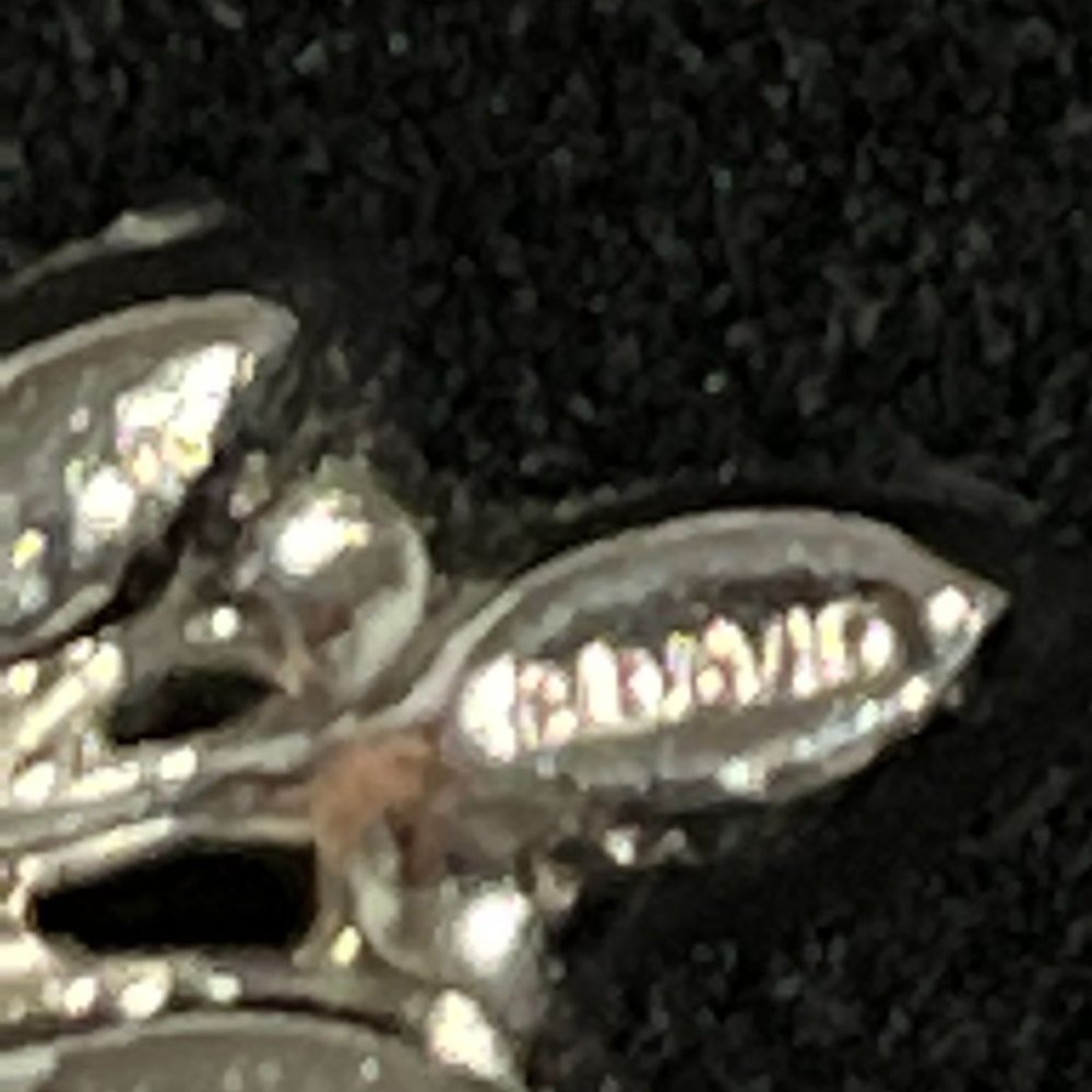 B David Silver Tone Brilliant Aurora Borealis Figural Leaf Brooch Signed (3944) - Picture 7 of 7